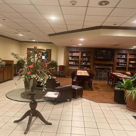 Econo Lodge Inn & Suites Norton Bagian luar foto