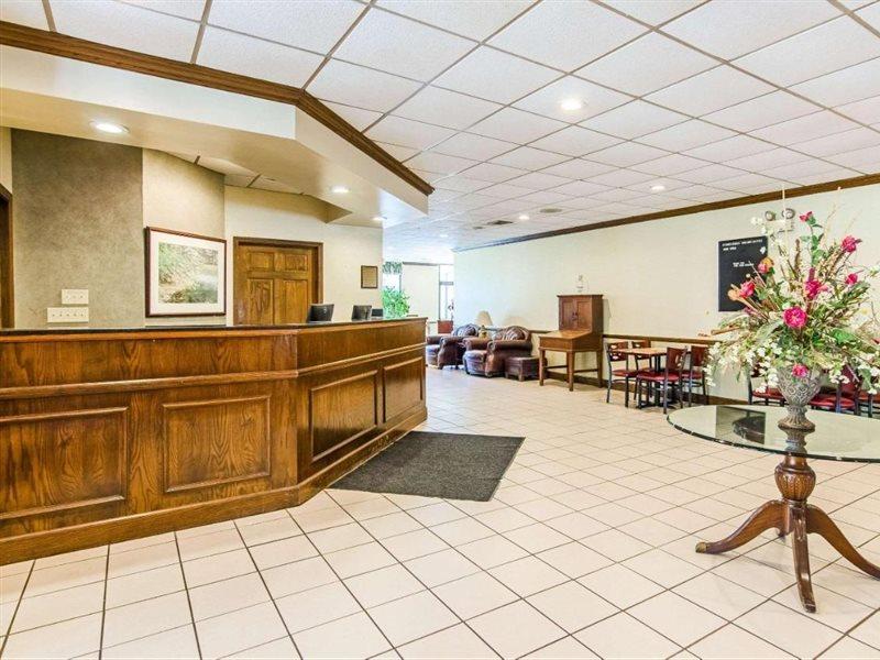 Econo Lodge Inn & Suites Norton Bagian luar foto