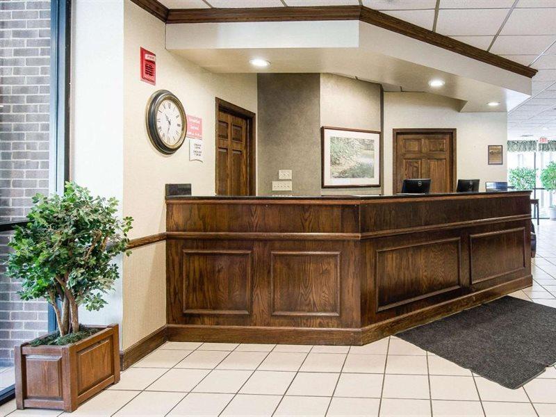Econo Lodge Inn & Suites Norton Bagian luar foto