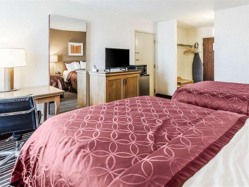 Econo Lodge Inn & Suites Norton Bagian luar foto