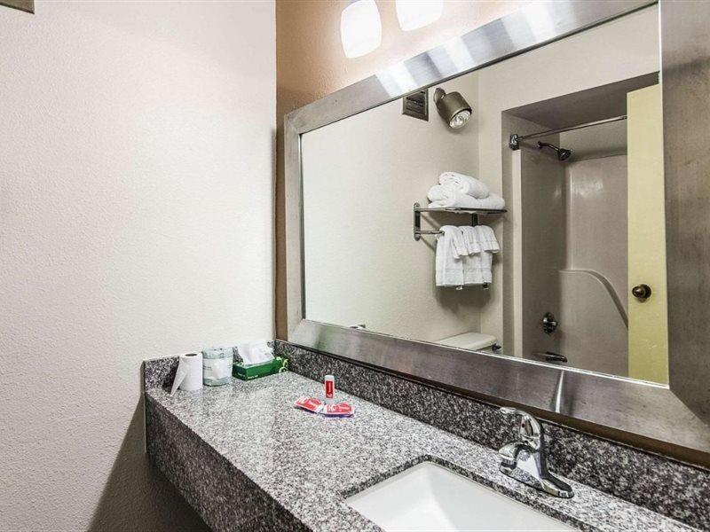Econo Lodge Inn & Suites Norton Bagian luar foto