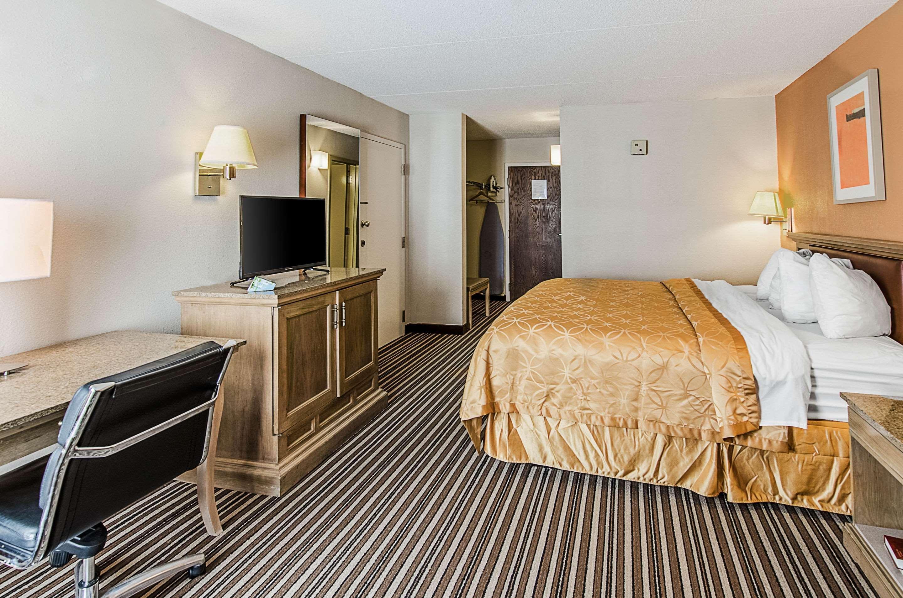 Econo Lodge Inn & Suites Norton Bagian luar foto