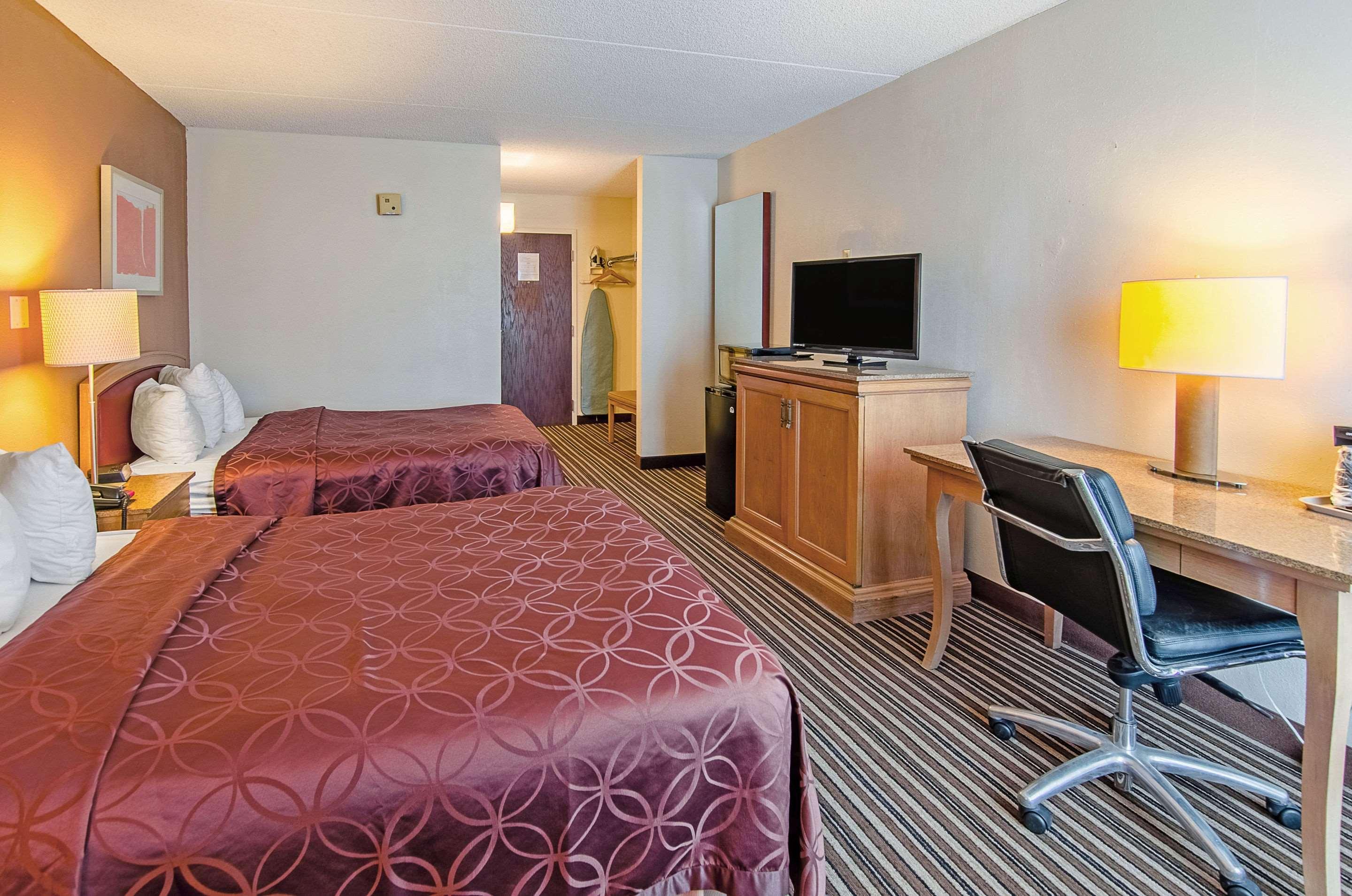 Econo Lodge Inn & Suites Norton Bagian luar foto
