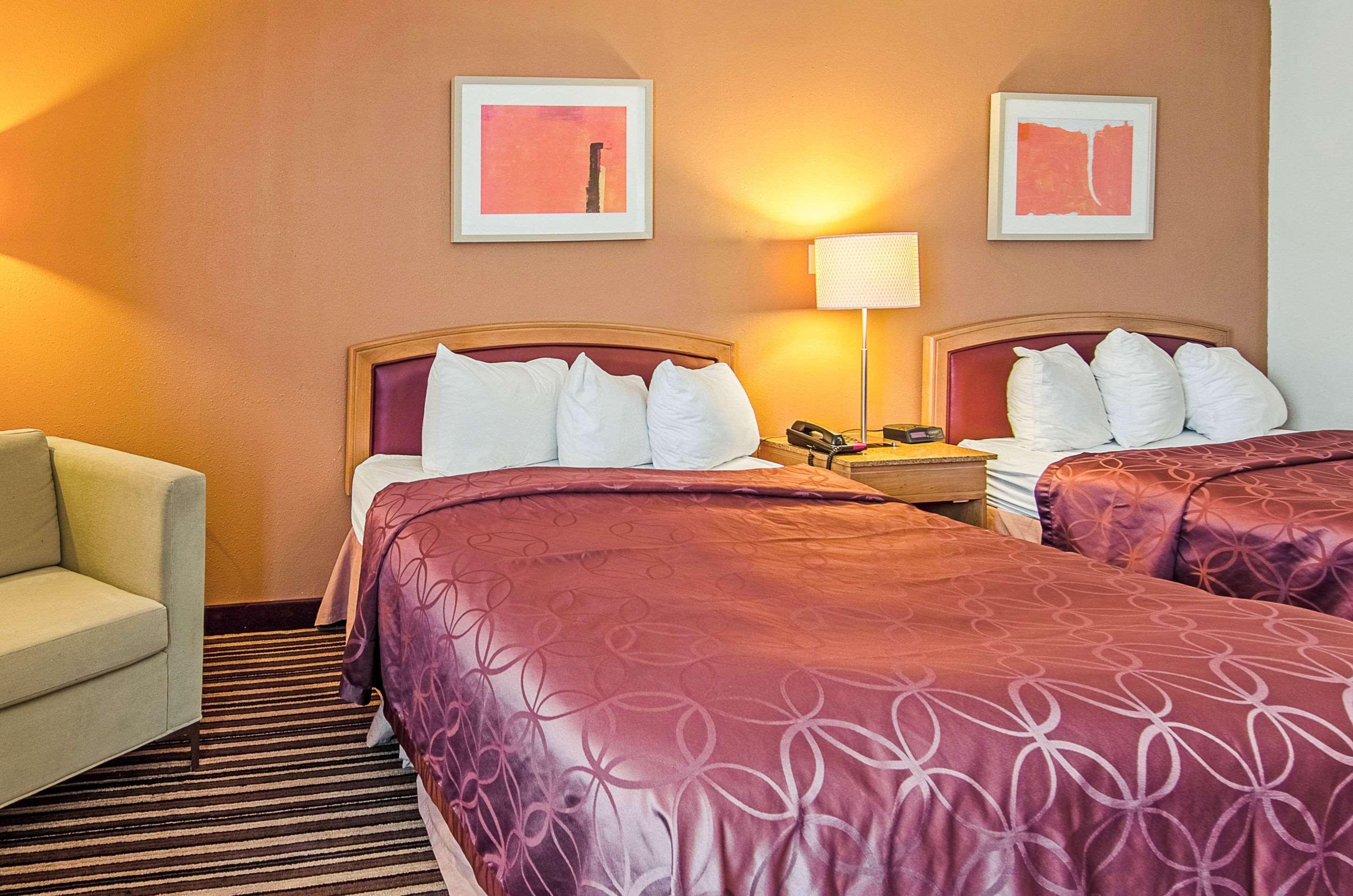 Econo Lodge Inn & Suites Norton Bagian luar foto