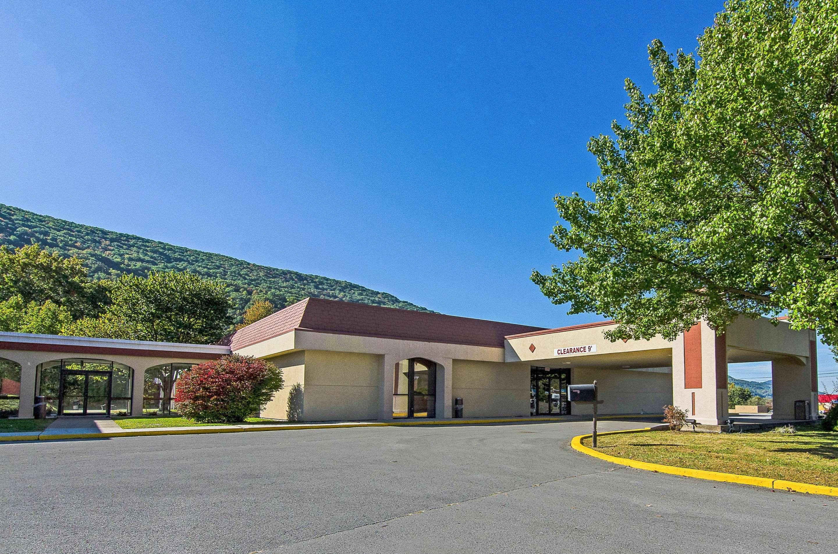 Econo Lodge Inn & Suites Norton Bagian luar foto