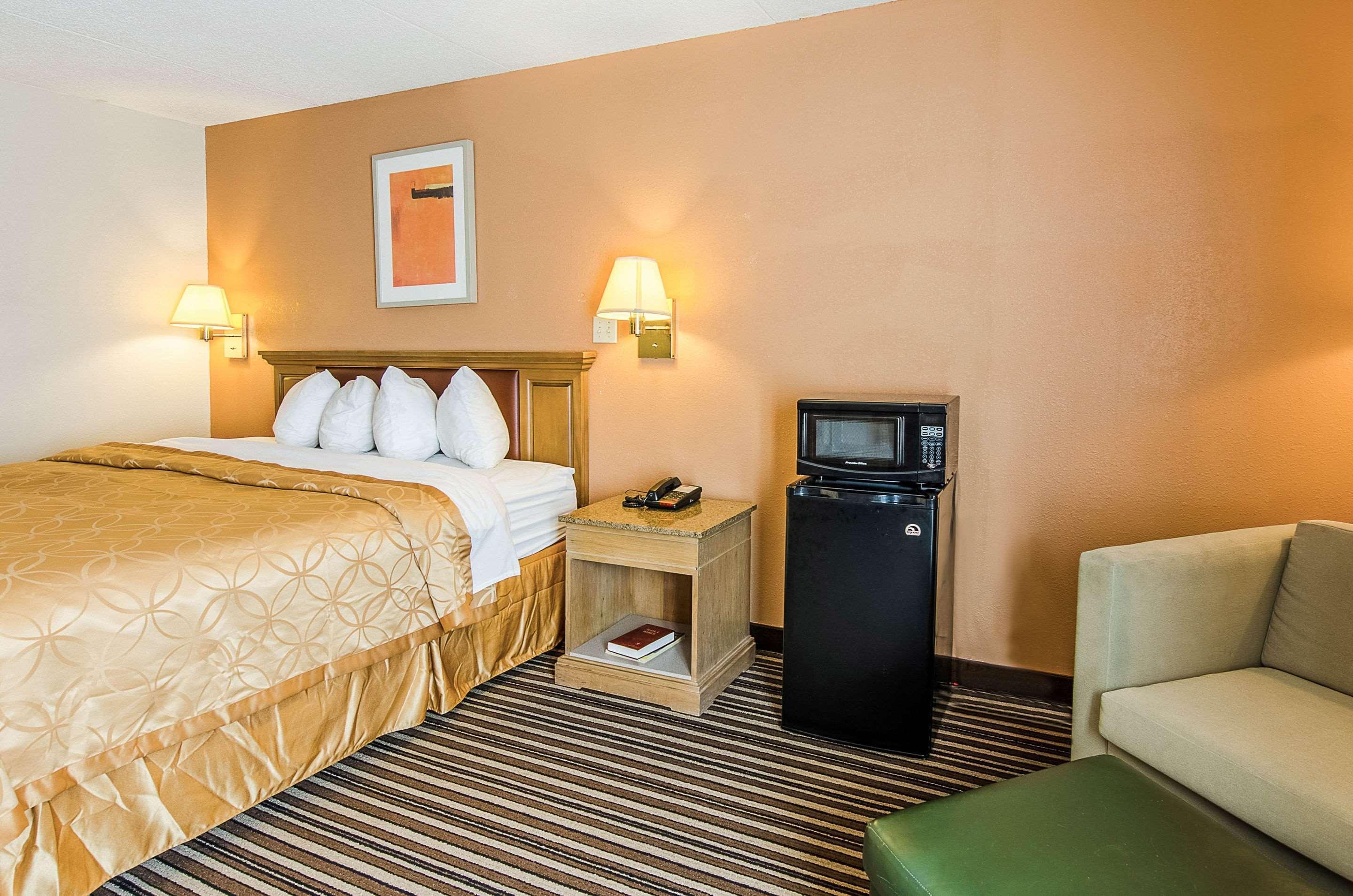 Econo Lodge Inn & Suites Norton Bagian luar foto