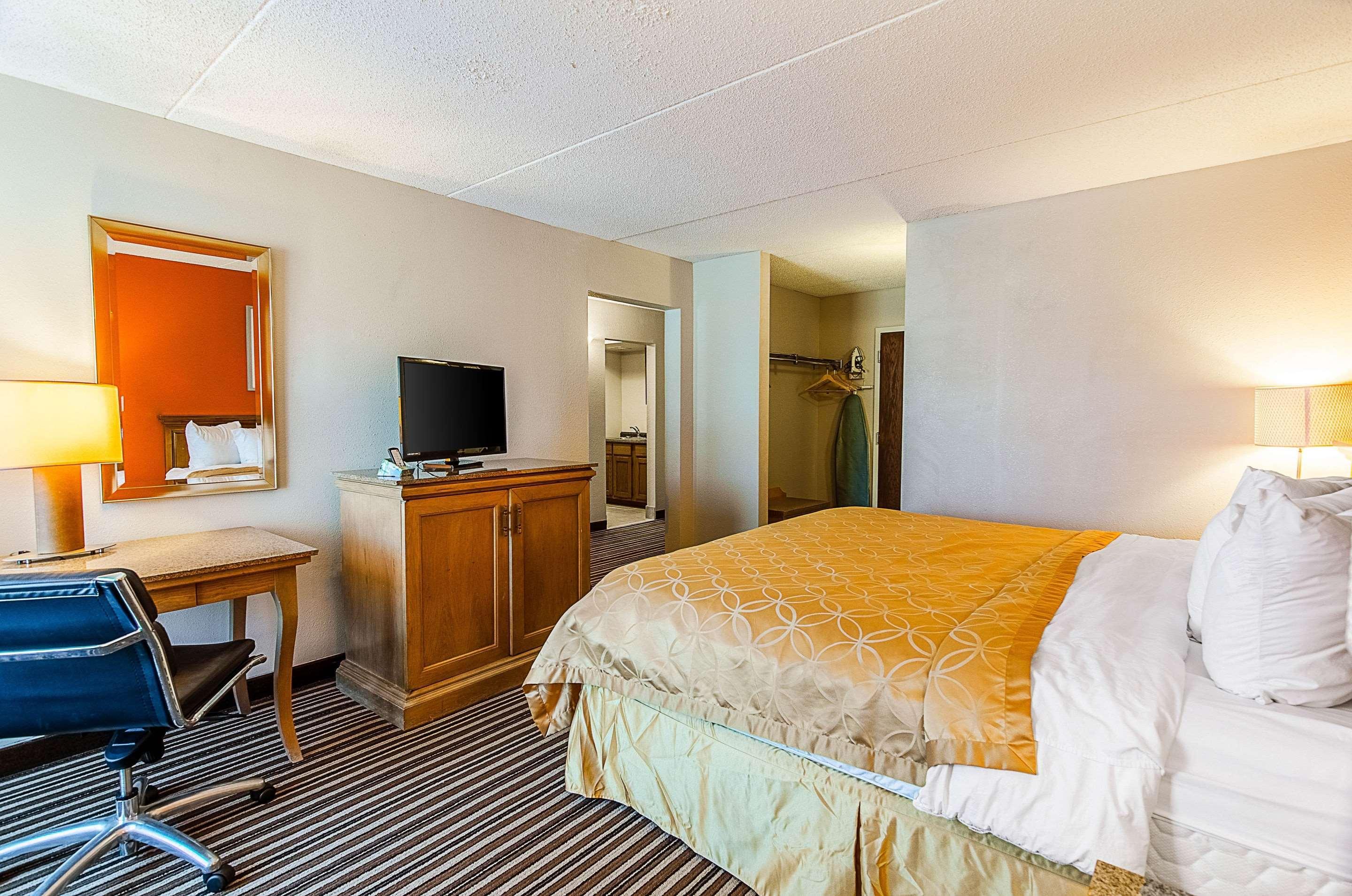 Econo Lodge Inn & Suites Norton Bagian luar foto
