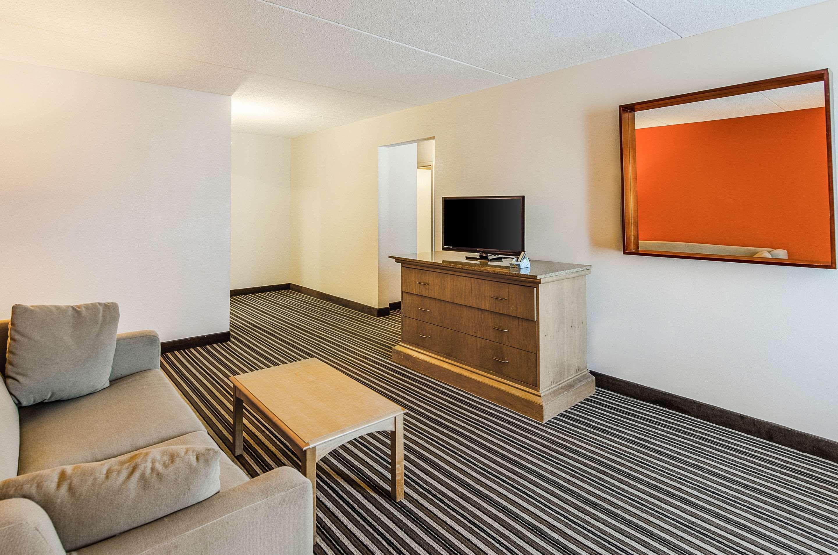 Econo Lodge Inn & Suites Norton Bagian luar foto