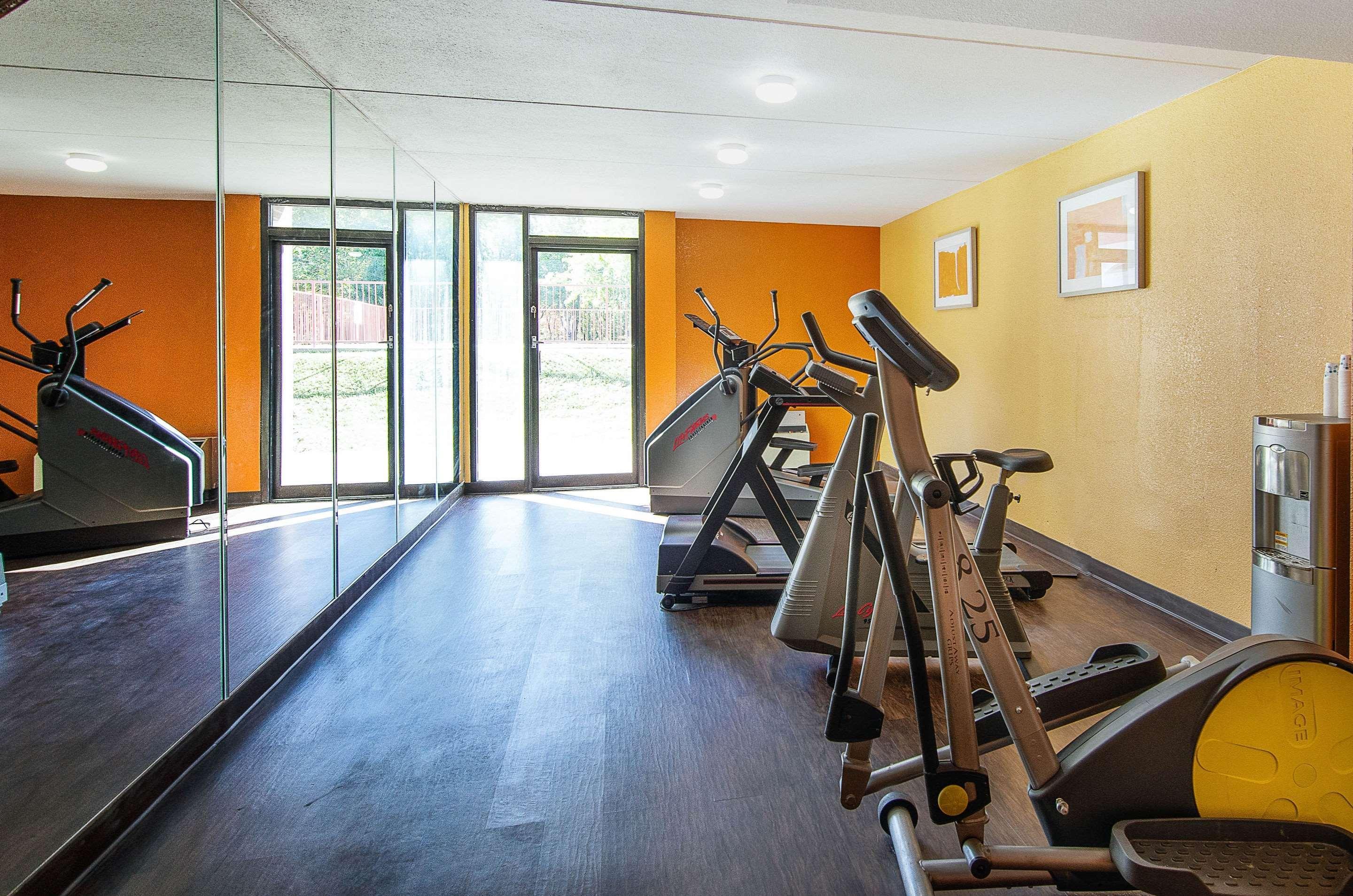 Econo Lodge Inn & Suites Norton Bagian luar foto