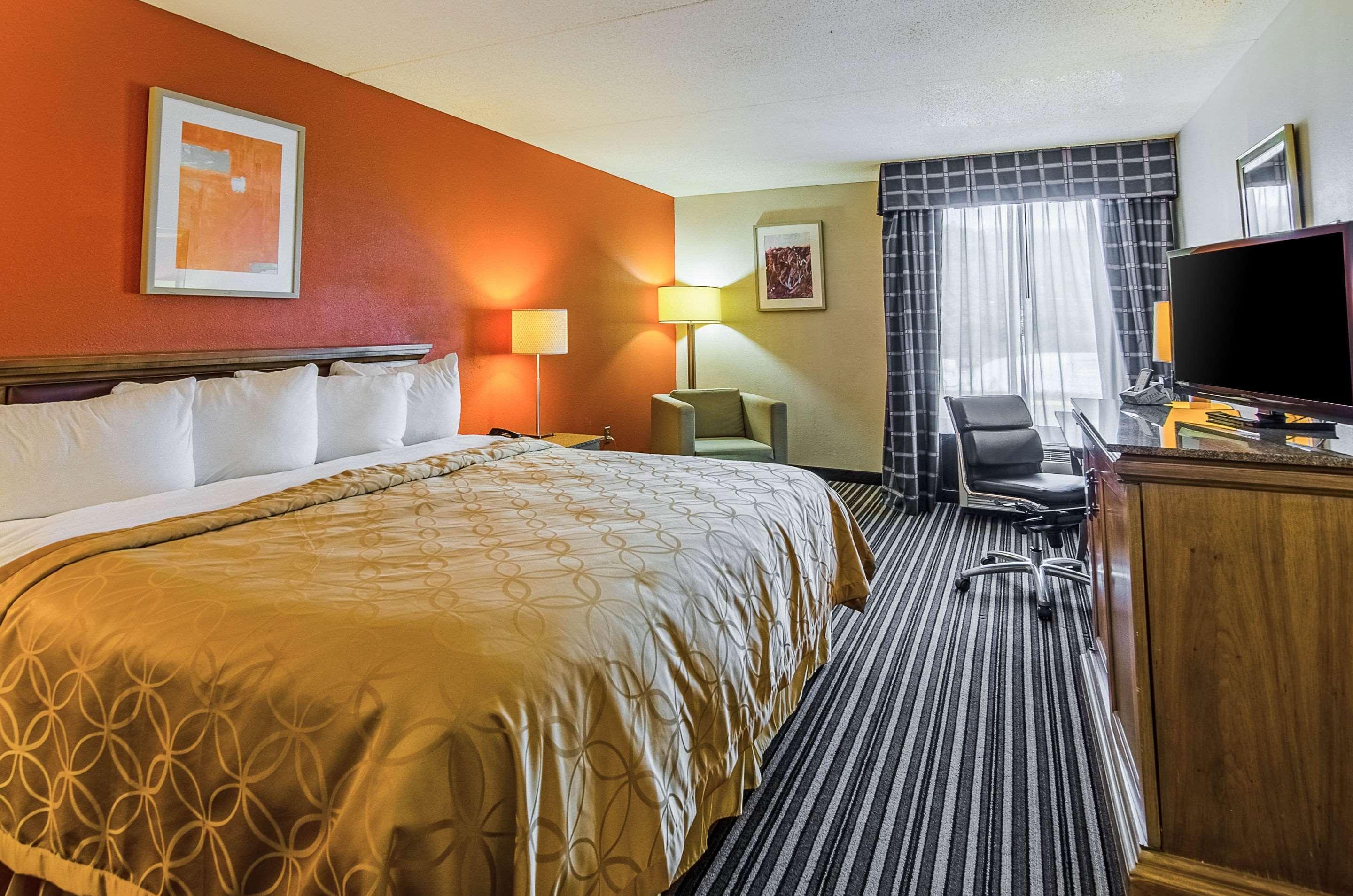 Econo Lodge Inn & Suites Norton Bagian luar foto