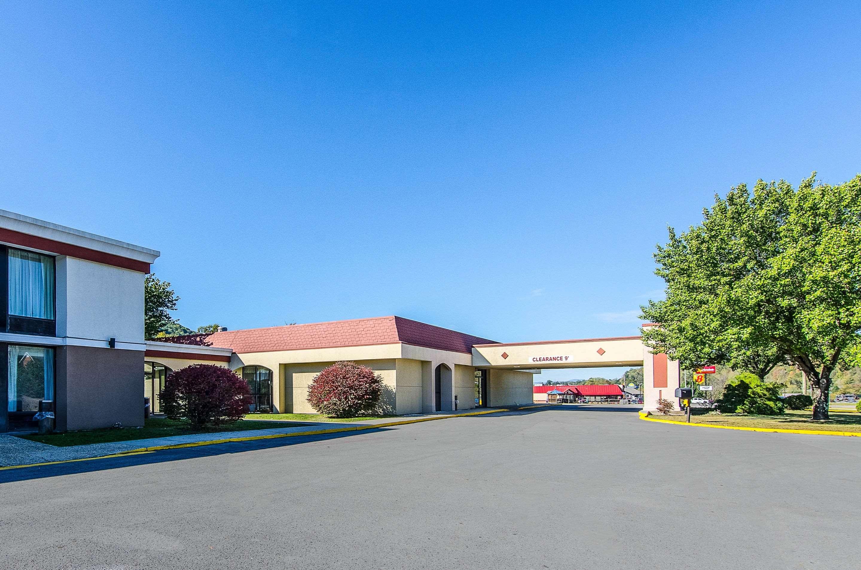 Econo Lodge Inn & Suites Norton Bagian luar foto