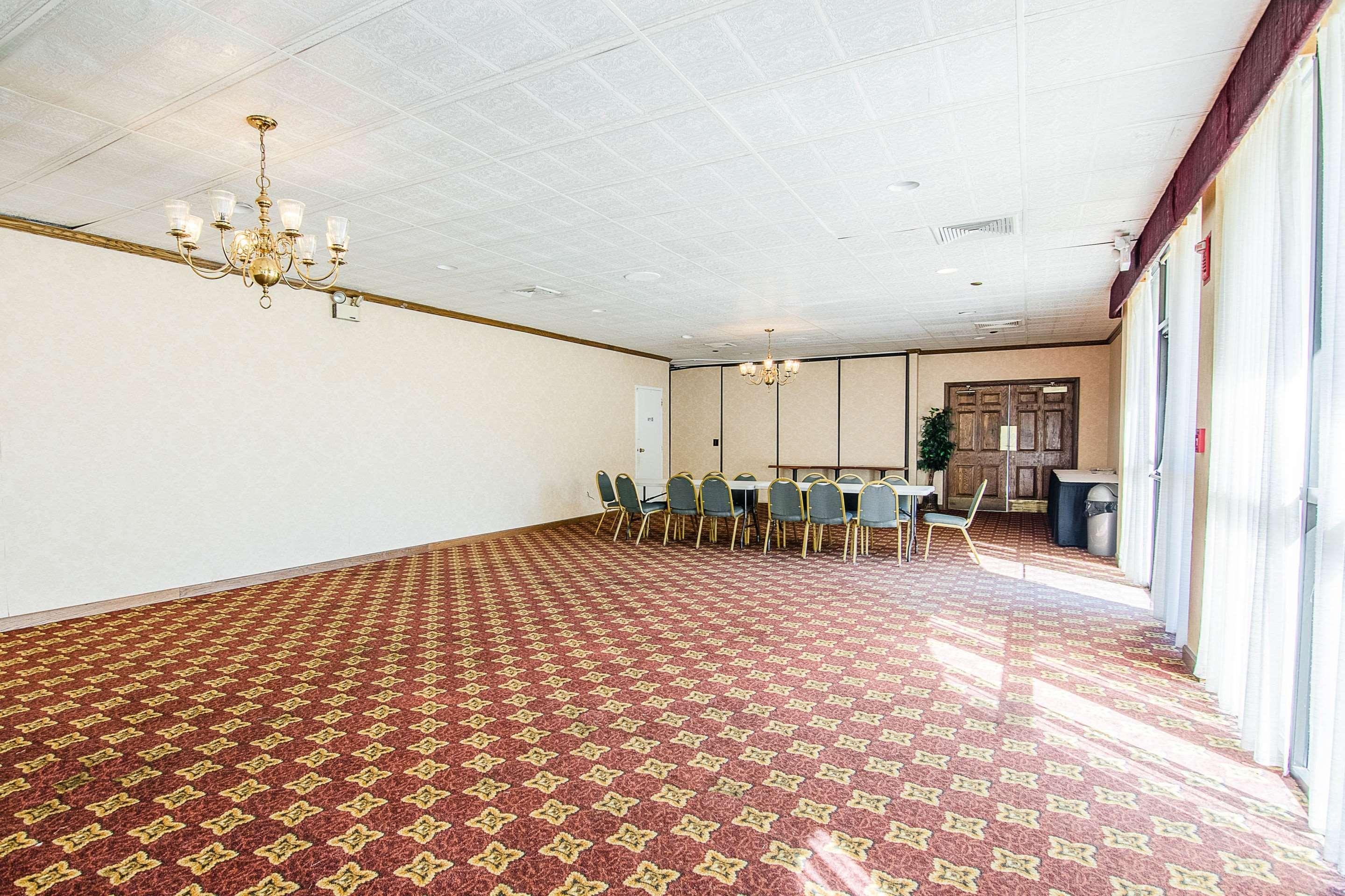 Econo Lodge Inn & Suites Norton Bagian luar foto