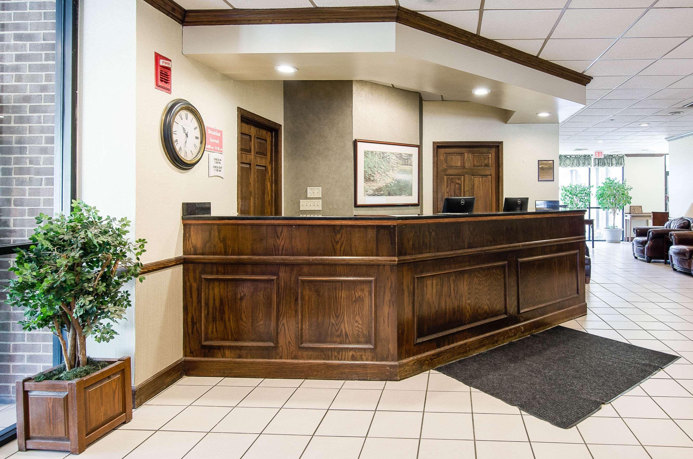 Econo Lodge Inn & Suites Norton Bagian luar foto