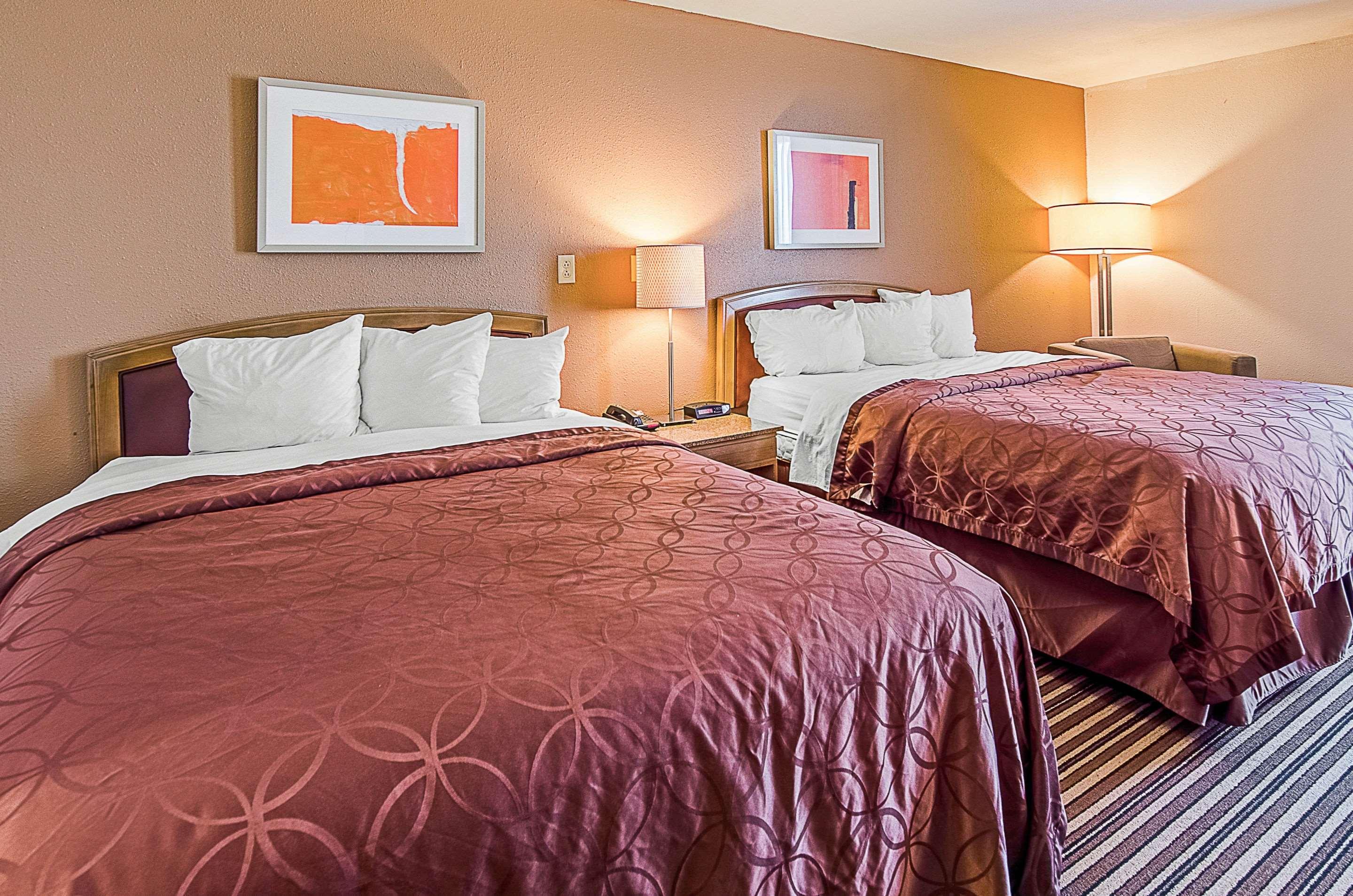 Econo Lodge Inn & Suites Norton Bagian luar foto