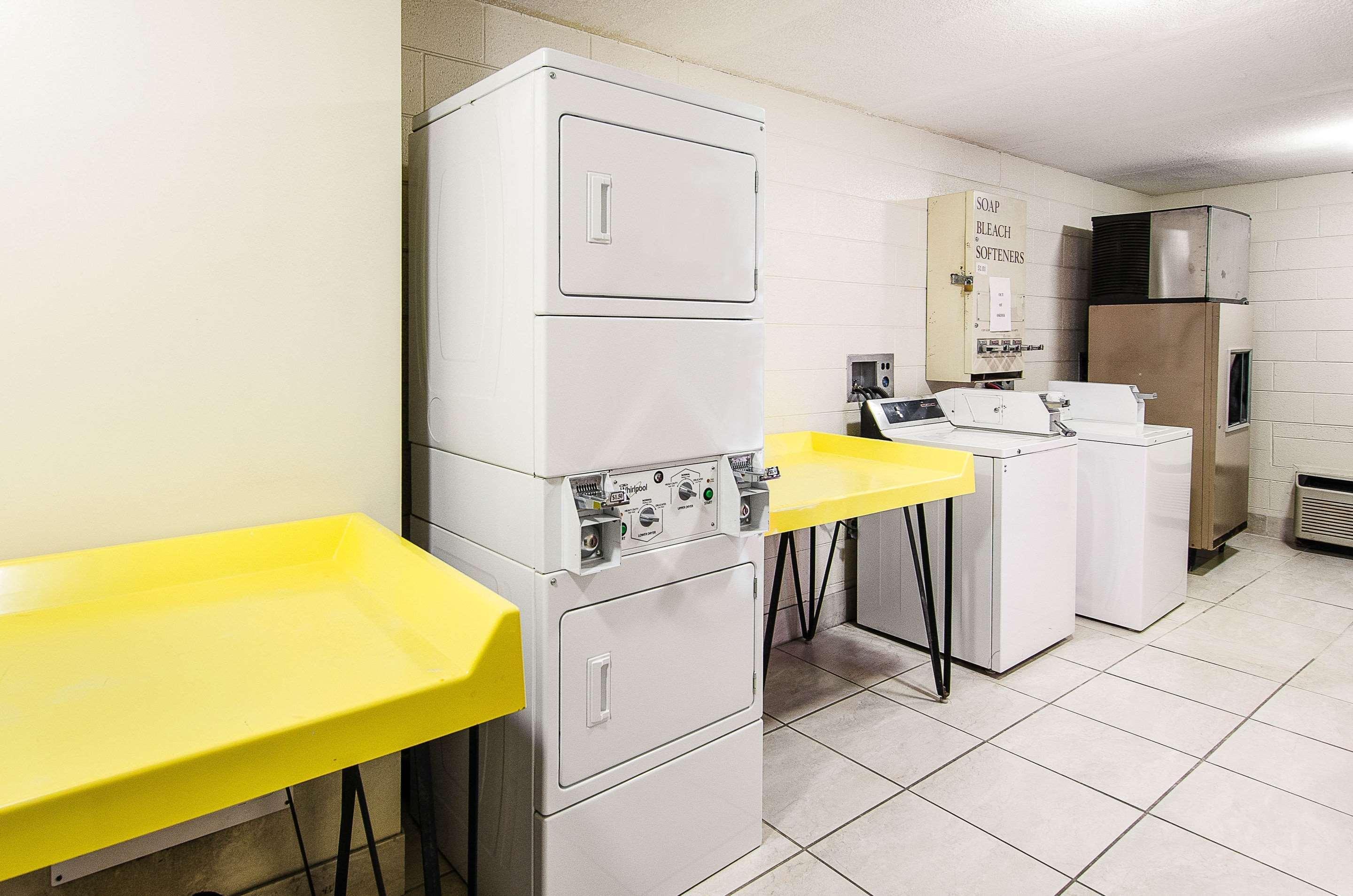 Econo Lodge Inn & Suites Norton Bagian luar foto
