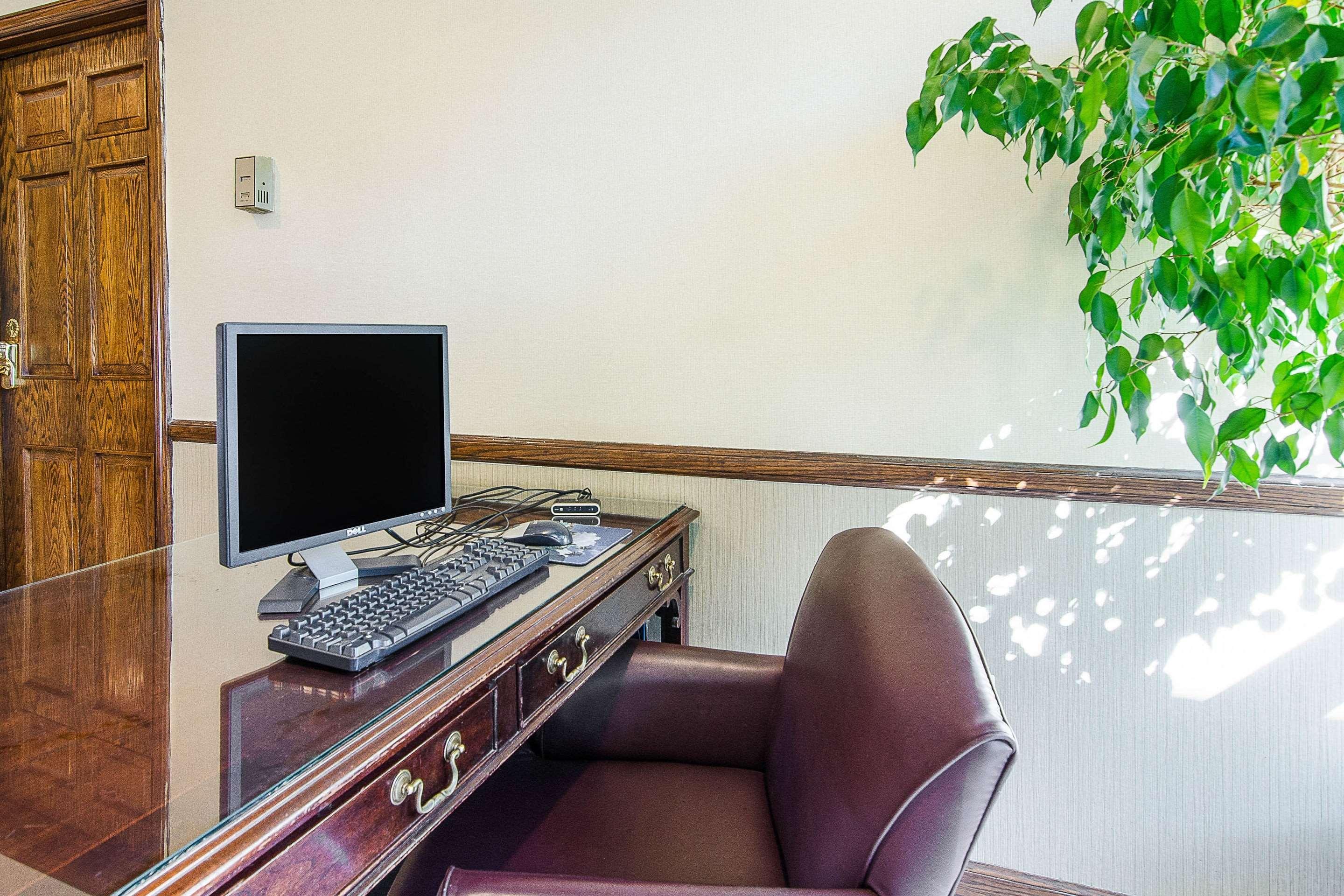 Econo Lodge Inn & Suites Norton Bagian luar foto