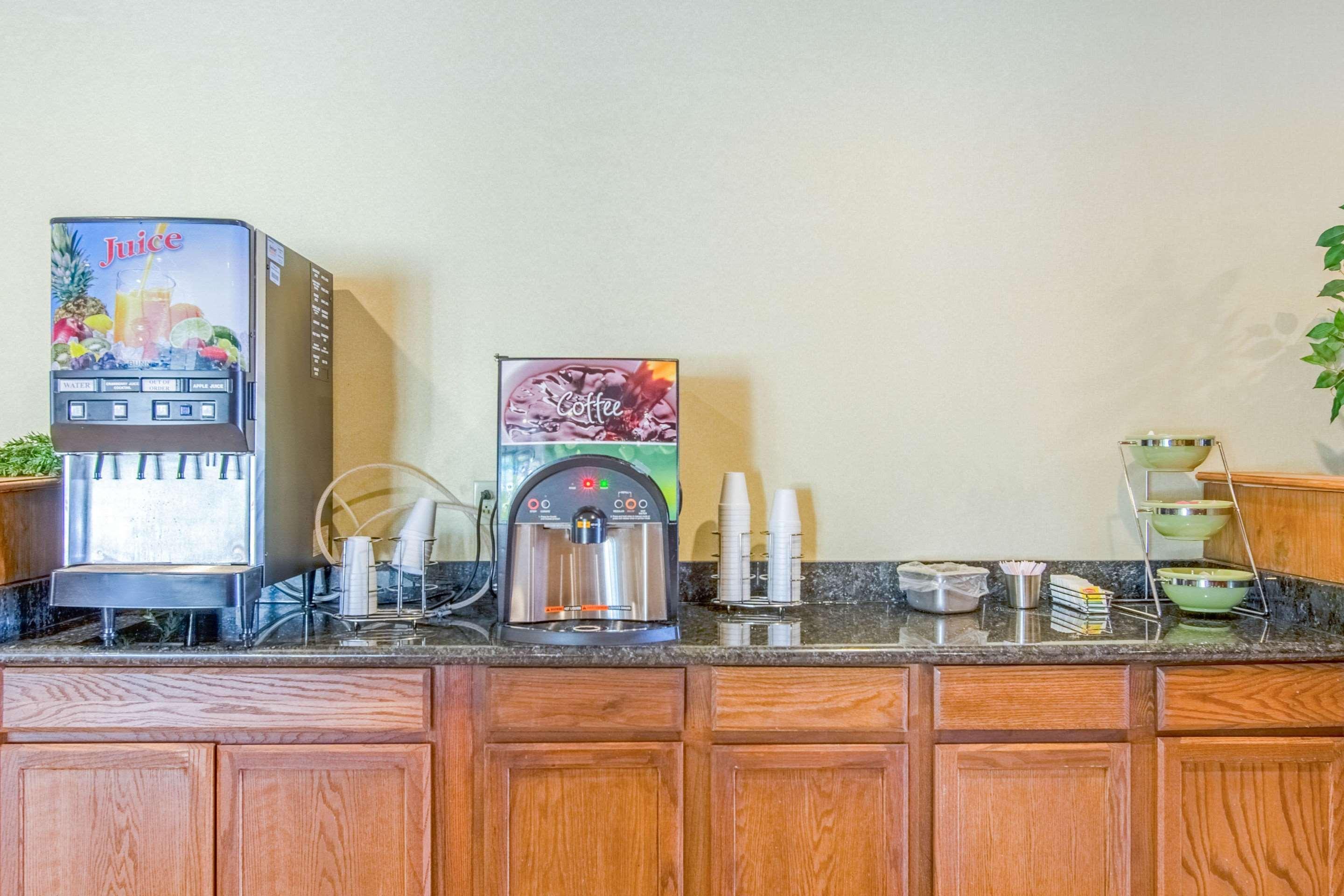 Econo Lodge Inn & Suites Norton Bagian luar foto