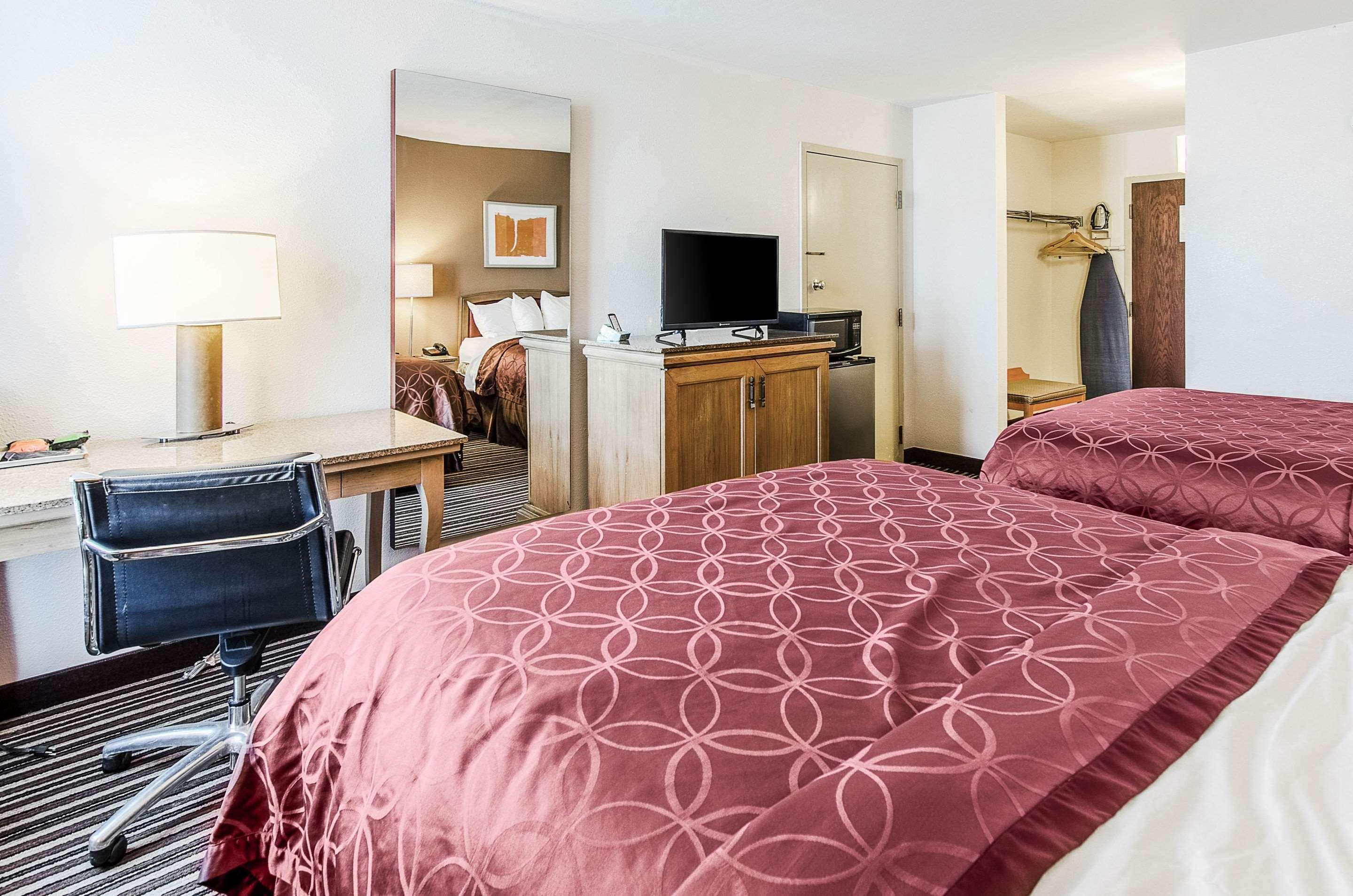 Econo Lodge Inn & Suites Norton Bagian luar foto