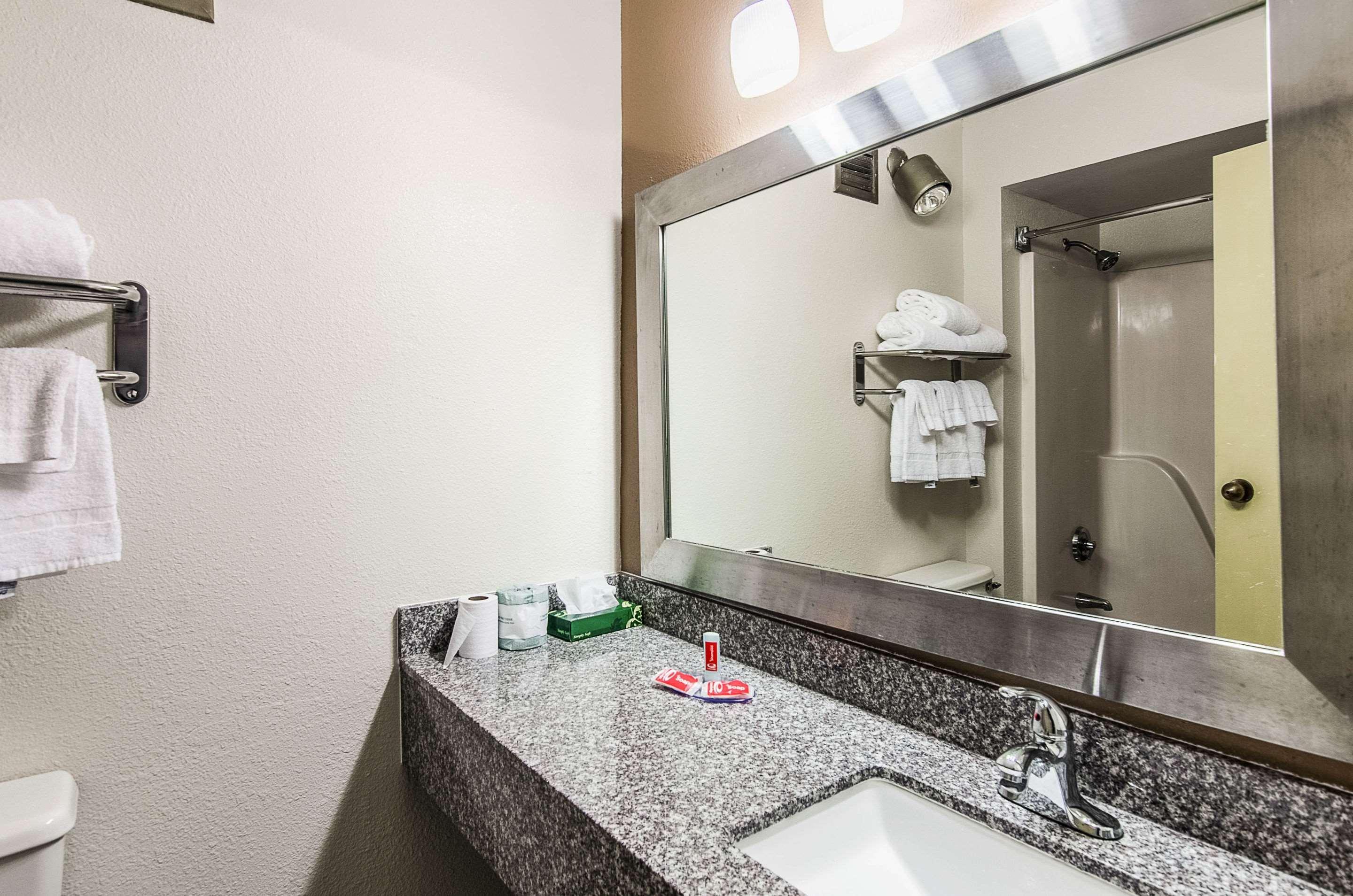 Econo Lodge Inn & Suites Norton Bagian luar foto