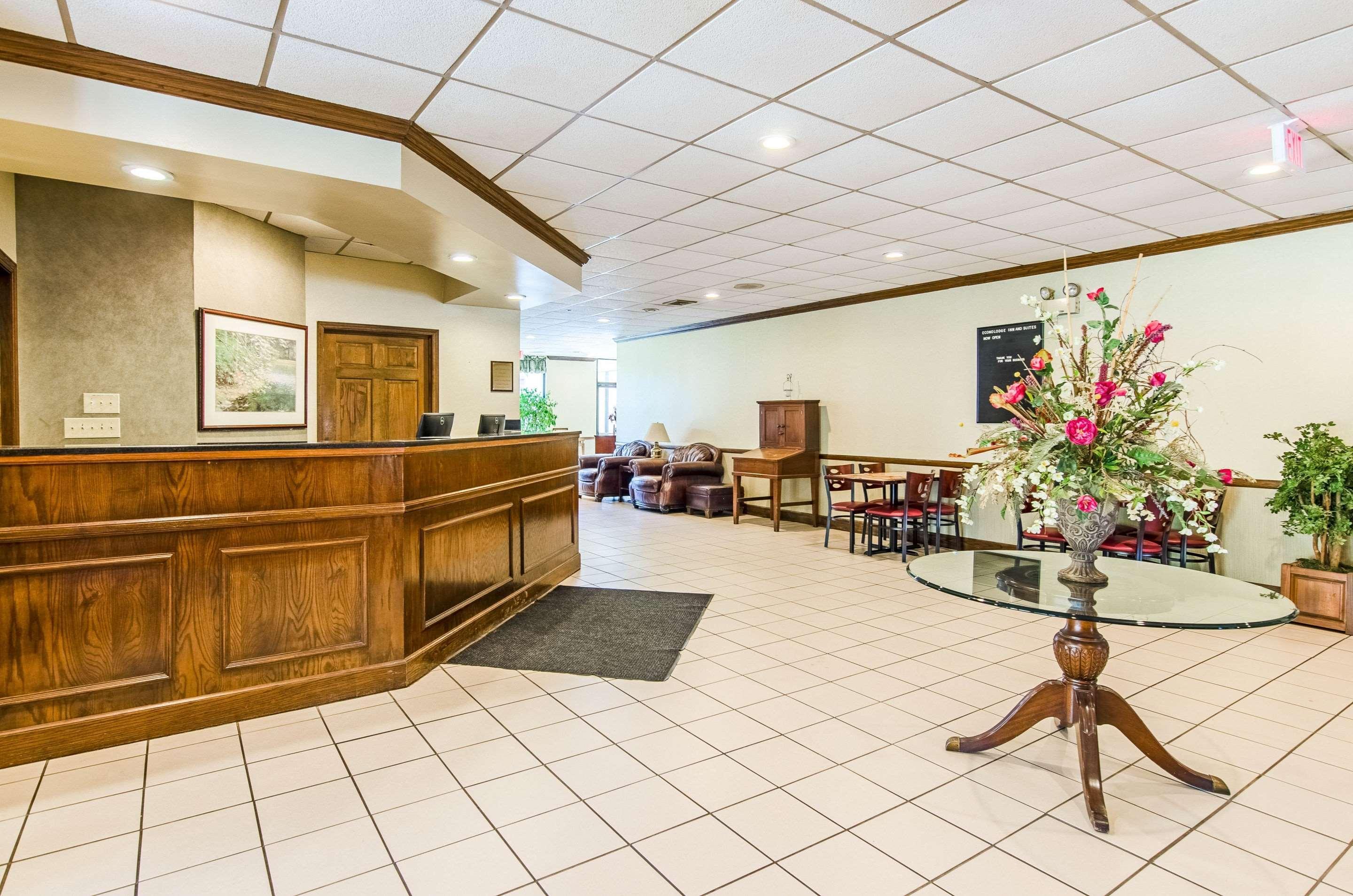 Econo Lodge Inn & Suites Norton Bagian luar foto