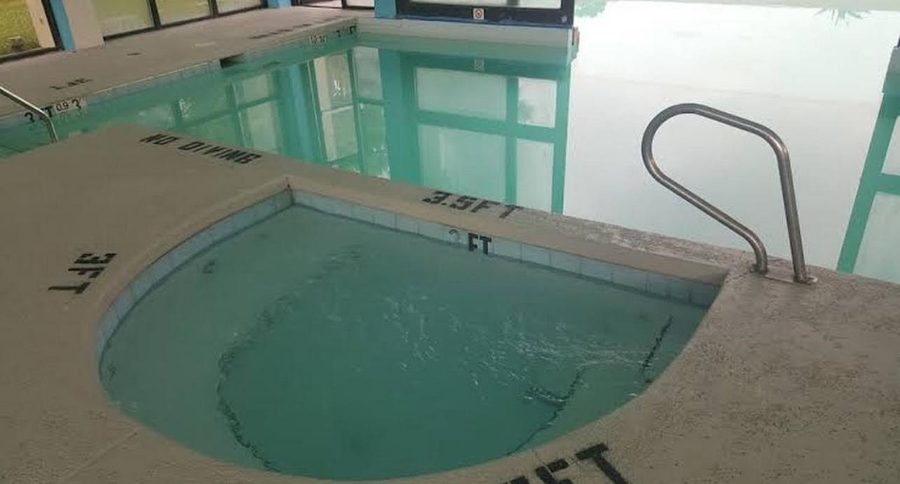 Econo Lodge Inn & Suites Norton Bagian luar foto