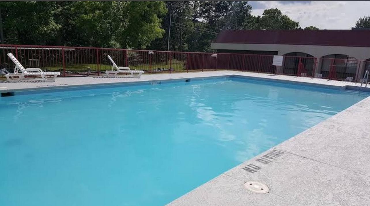 Econo Lodge Inn & Suites Norton Bagian luar foto