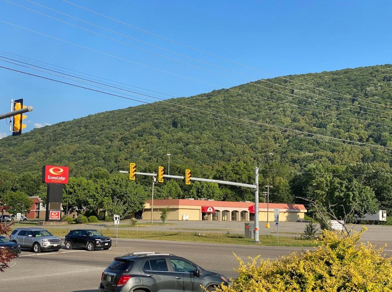Econo Lodge Inn & Suites Norton Bagian luar foto