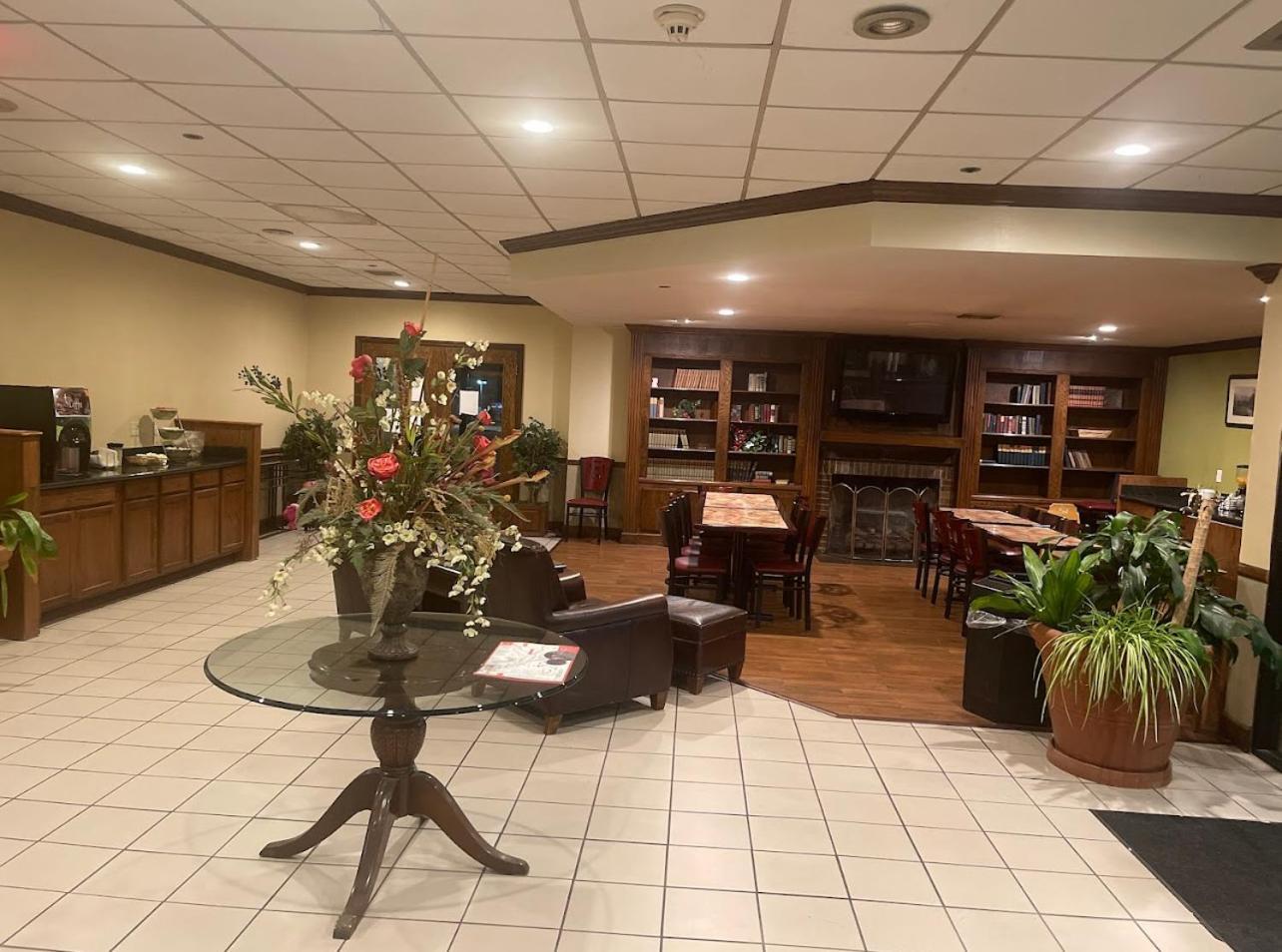 Econo Lodge Inn & Suites Norton Bagian luar foto