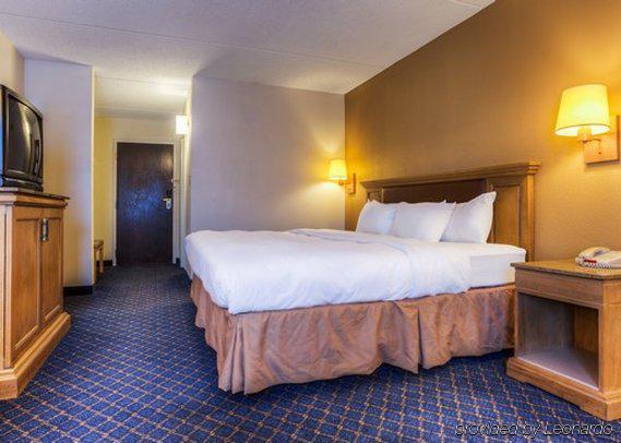 Econo Lodge Inn & Suites Norton Bagian luar foto