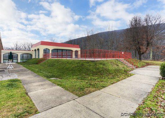 Econo Lodge Inn & Suites Norton Bagian luar foto