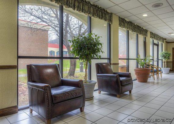 Econo Lodge Inn & Suites Norton Bagian luar foto