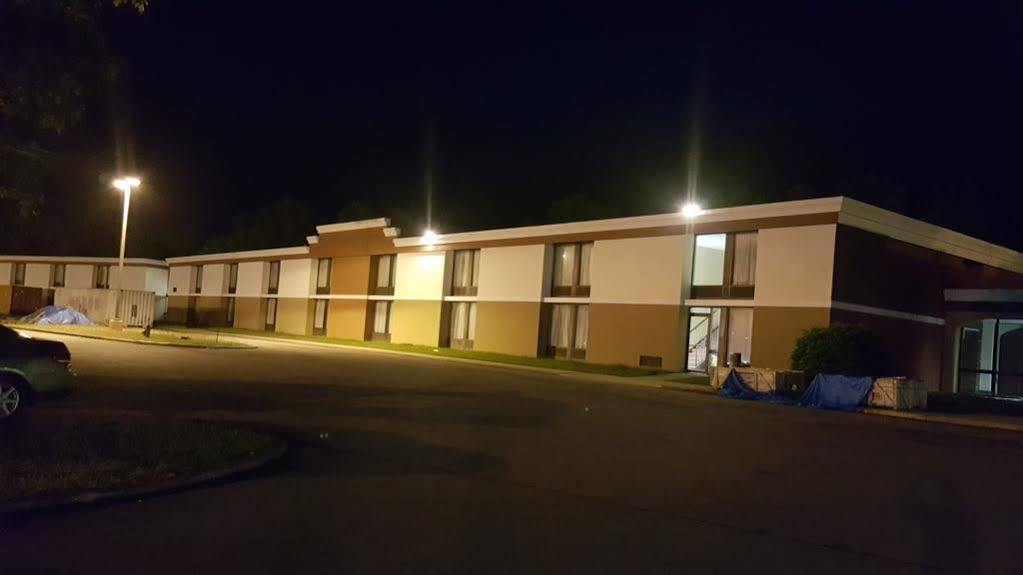 Econo Lodge Inn & Suites Norton Bagian luar foto