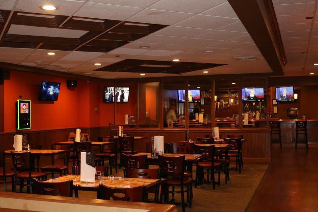 Econo Lodge Inn & Suites Norton Bagian luar foto