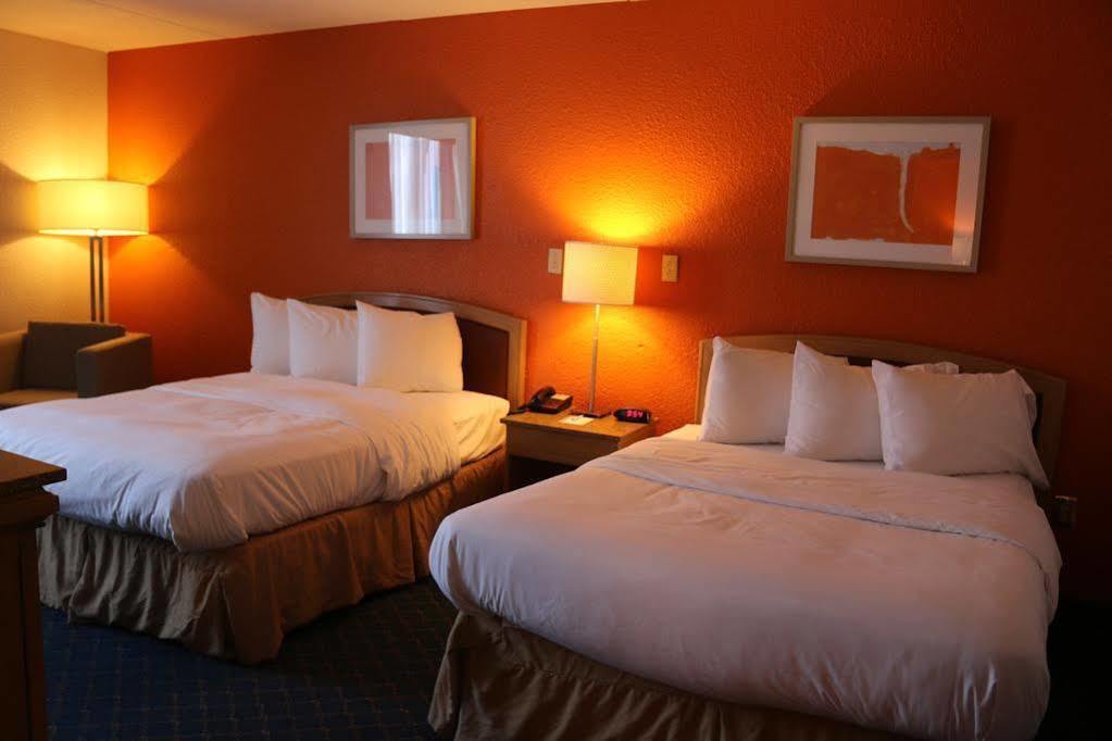 Econo Lodge Inn & Suites Norton Bagian luar foto