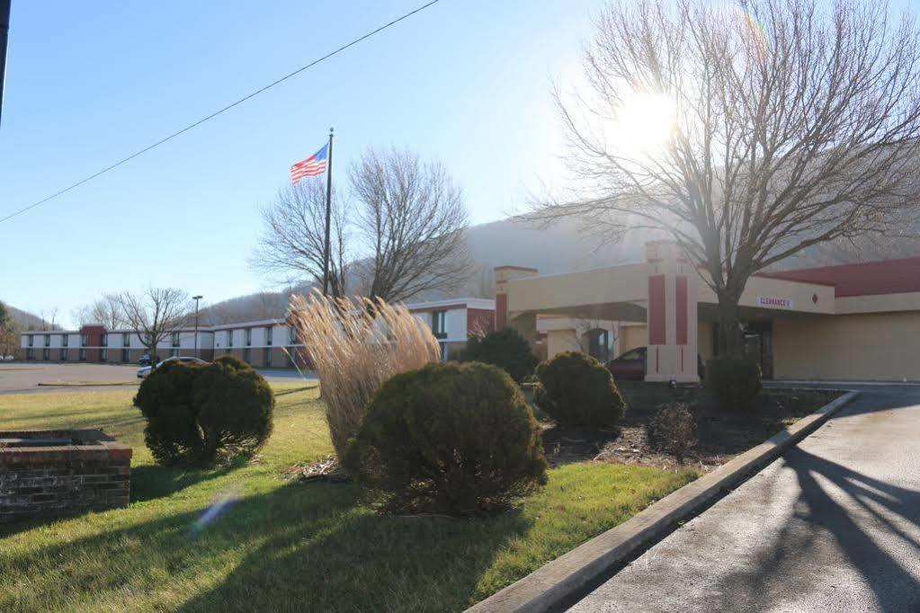 Econo Lodge Inn & Suites Norton Bagian luar foto
