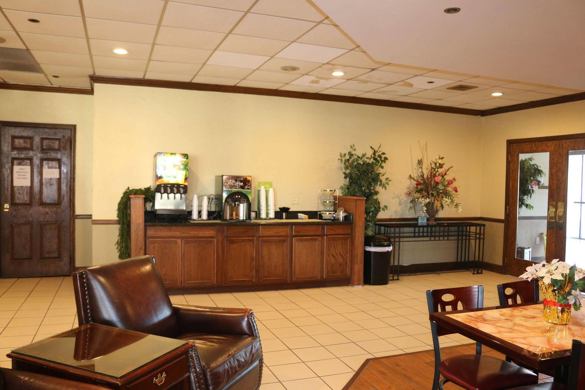 Econo Lodge Inn & Suites Norton Bagian luar foto