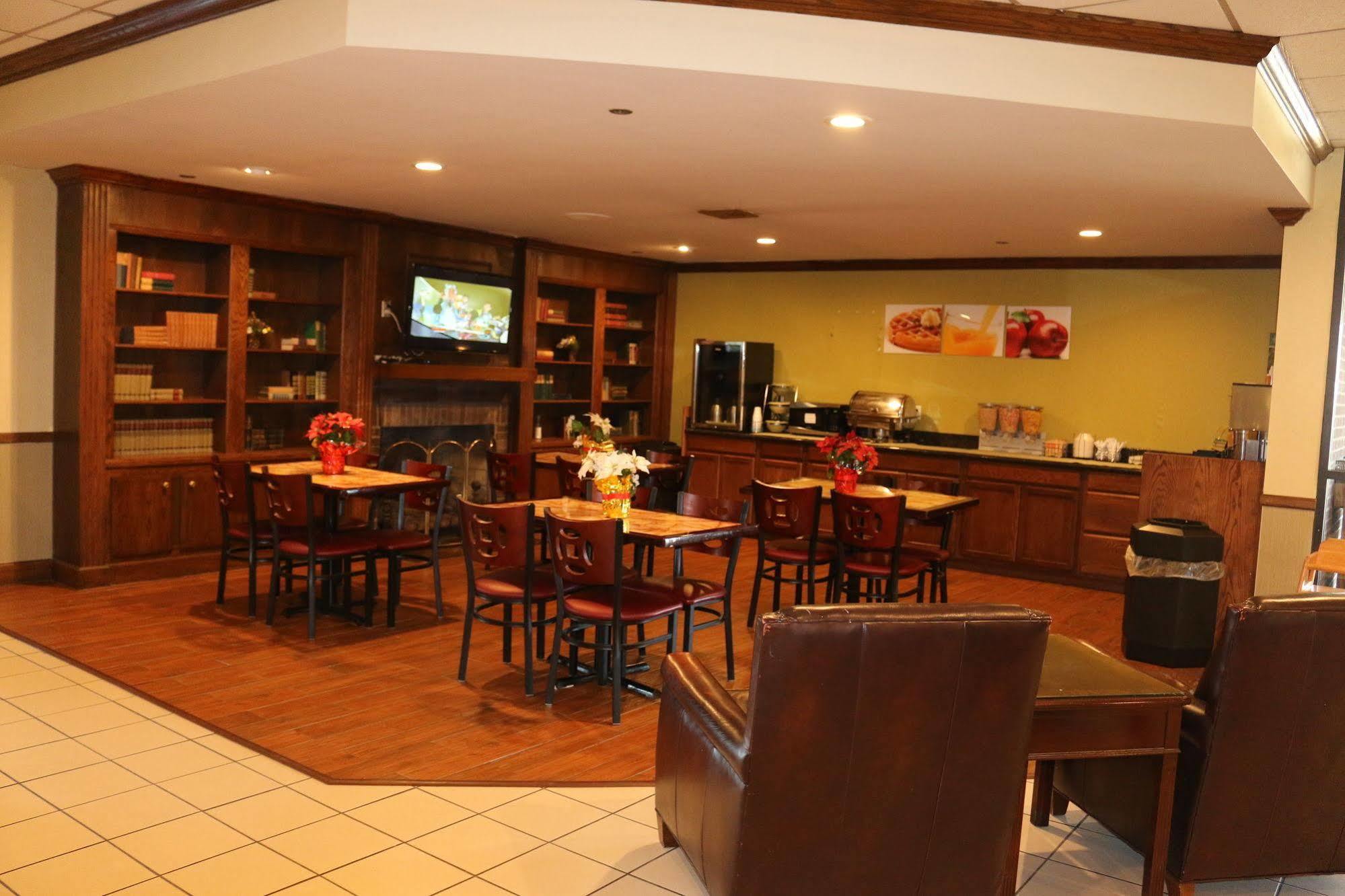 Econo Lodge Inn & Suites Norton Bagian luar foto