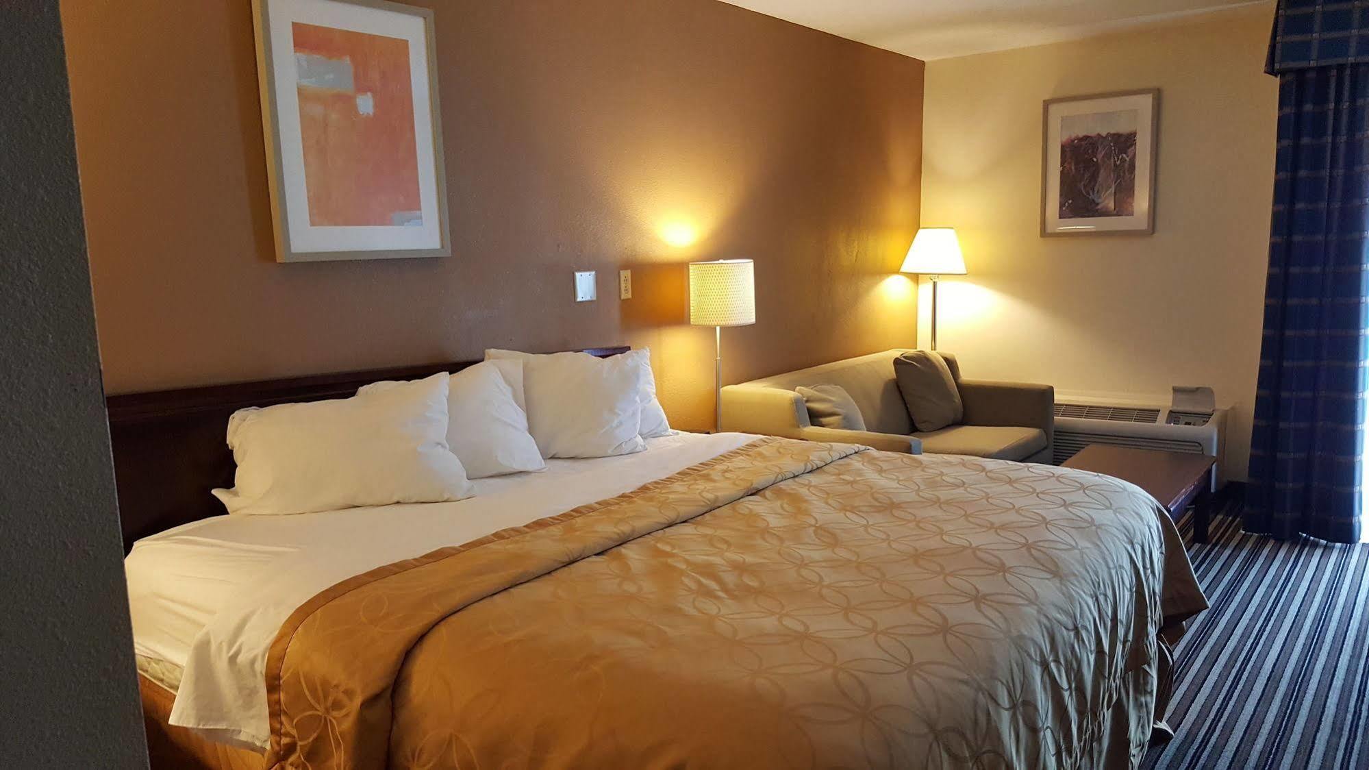 Econo Lodge Inn & Suites Norton Bagian luar foto