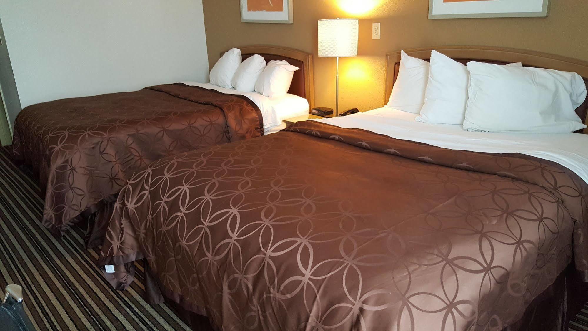Econo Lodge Inn & Suites Norton Bagian luar foto