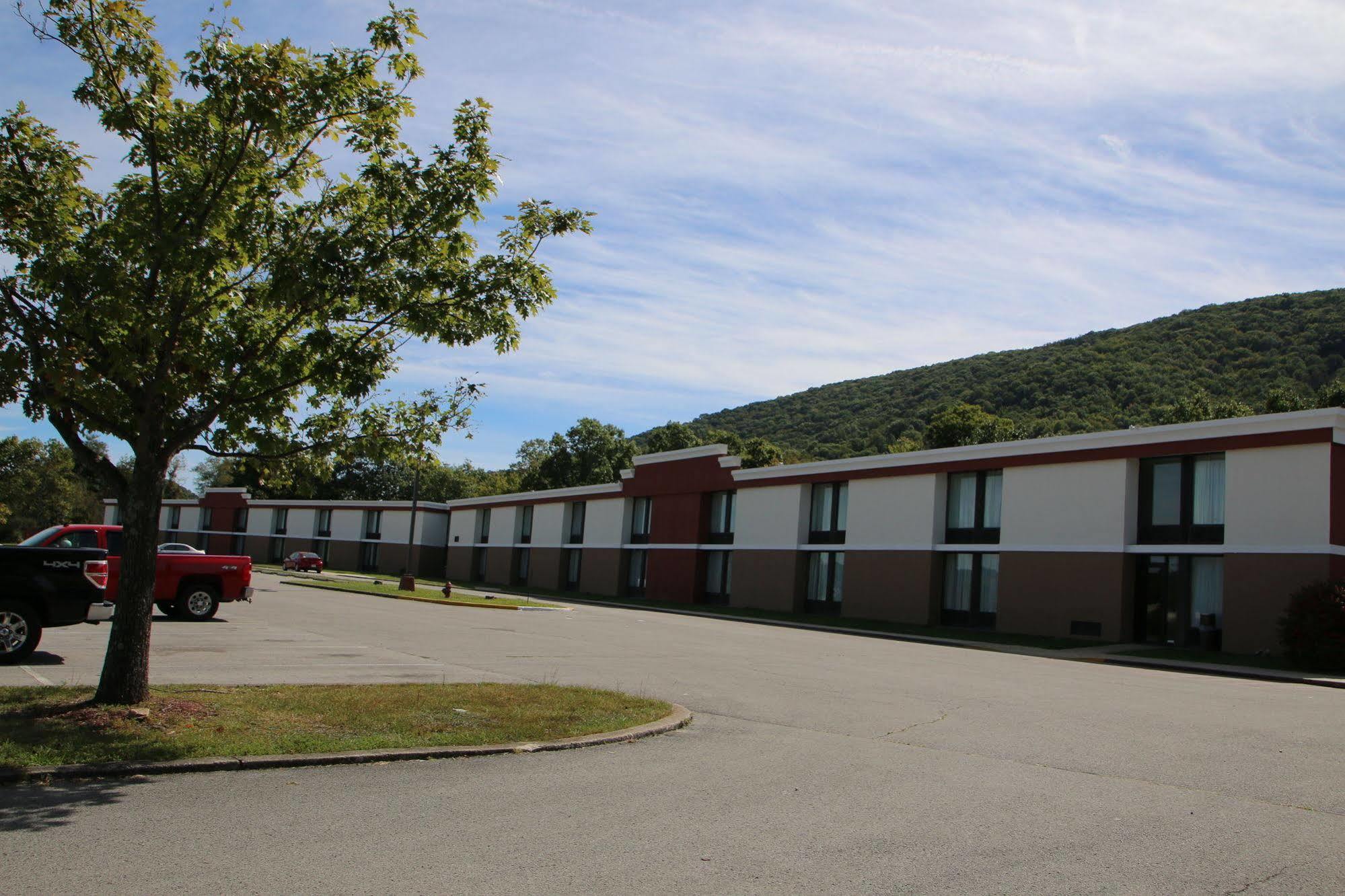 Econo Lodge Inn & Suites Norton Bagian luar foto