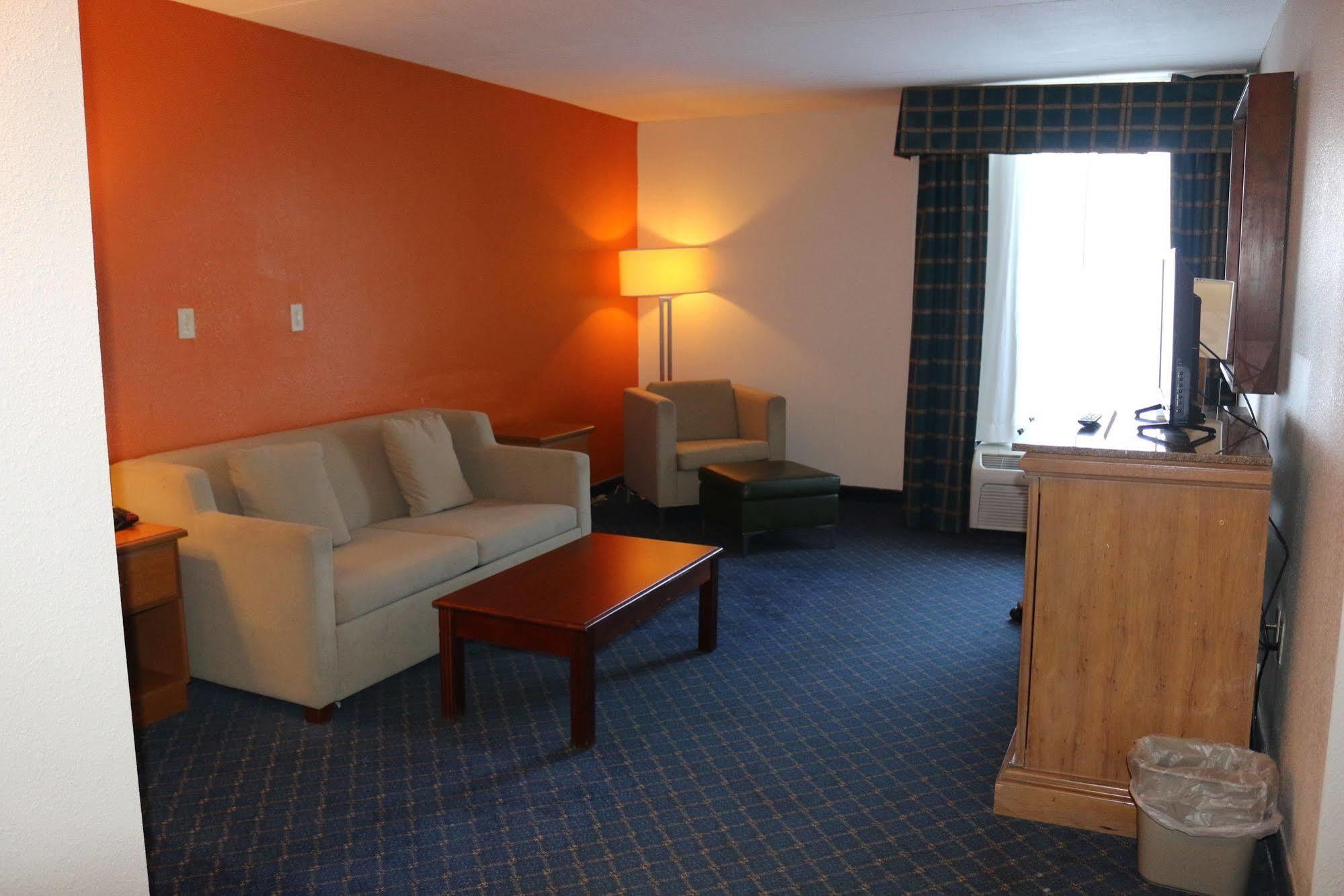 Econo Lodge Inn & Suites Norton Bagian luar foto