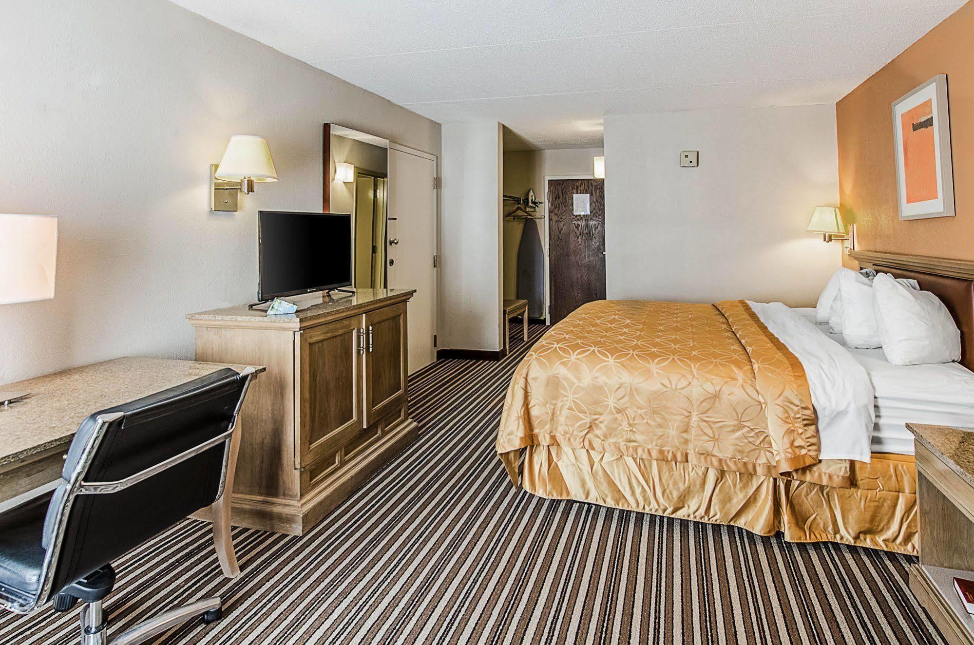 Econo Lodge Inn & Suites Norton Bagian luar foto