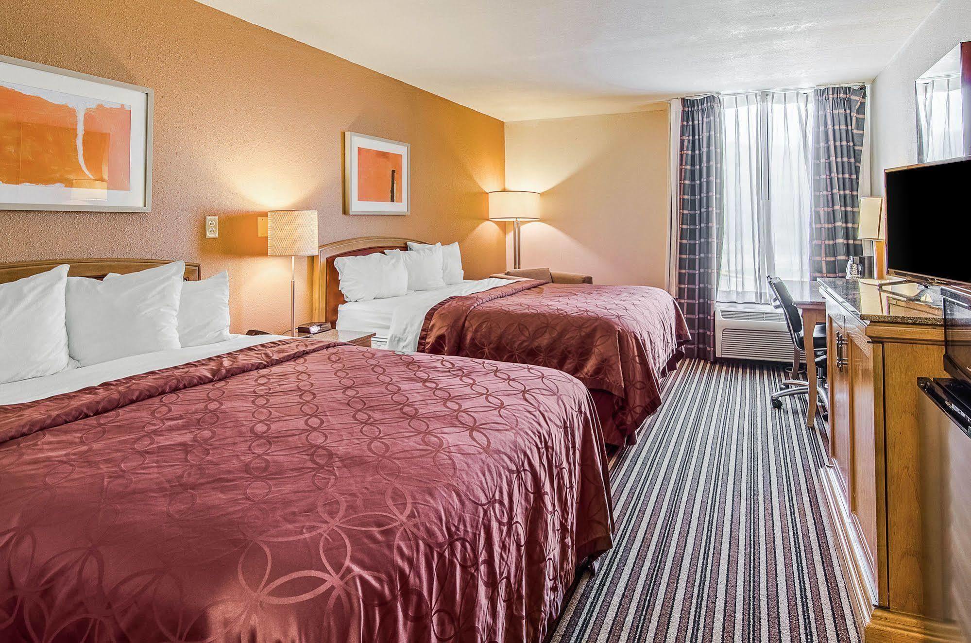 Econo Lodge Inn & Suites Norton Bagian luar foto