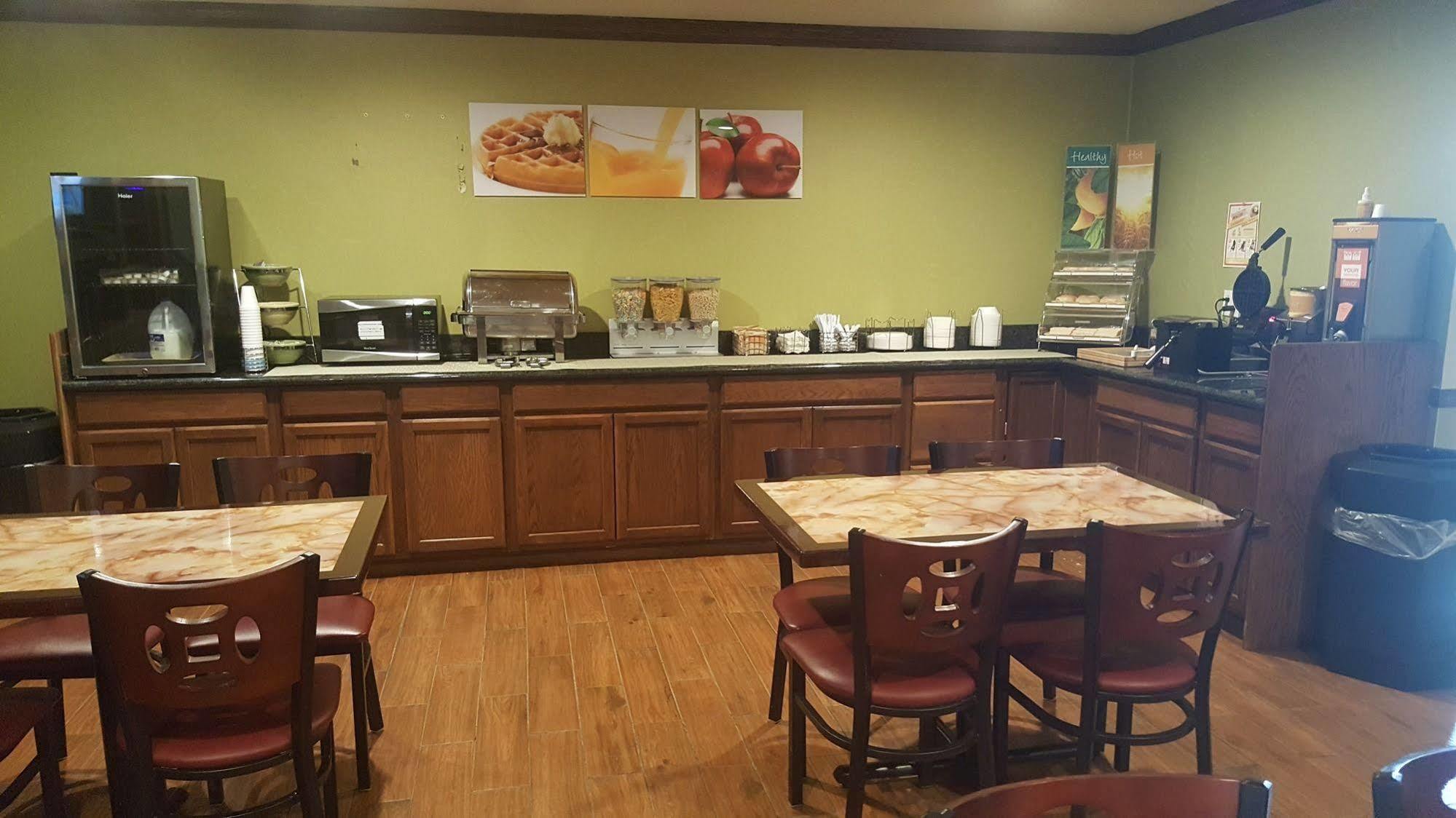 Econo Lodge Inn & Suites Norton Bagian luar foto